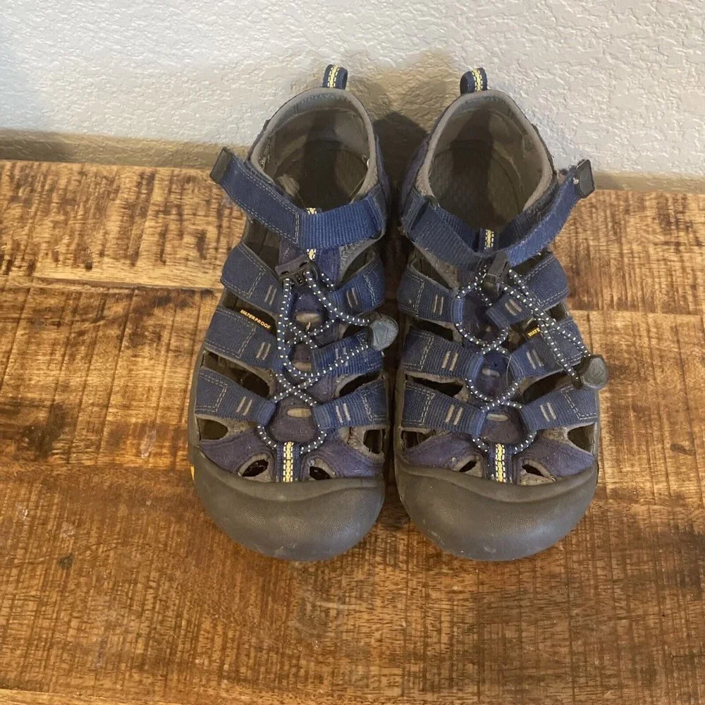 Keen Youth Newport H2 Sandals Water Shoes Size 5 Kids Boys Athletic Waterproof